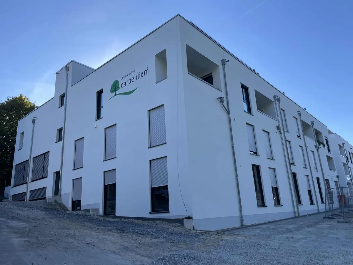 Fassade des Vital Quartier Much mit Logo des Betreibers carpe diem