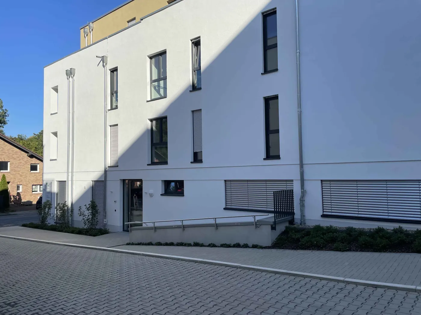 Gebäudeecke des fertiggestellten Vital Quartier Much bei blauem Himmel