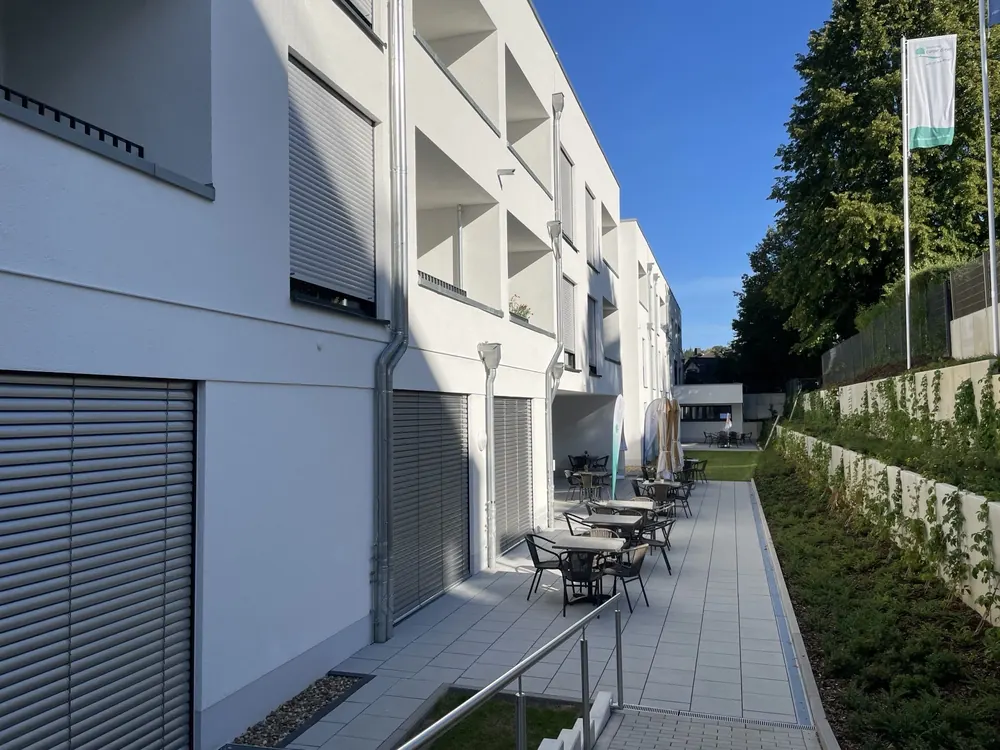 Terrasse mit Sitzgruppe am fertiggestellten Haus
